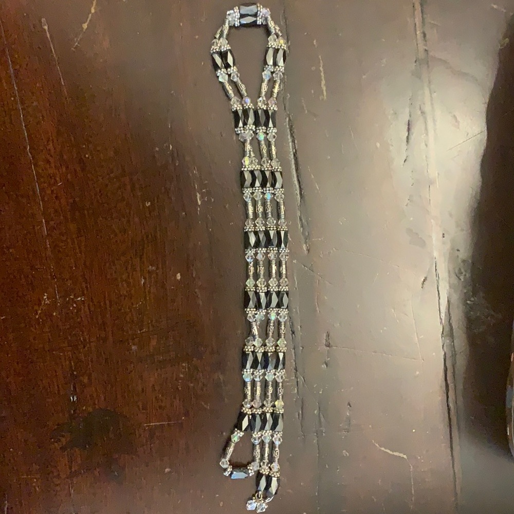 Magnetic one piece necklace or bracelet